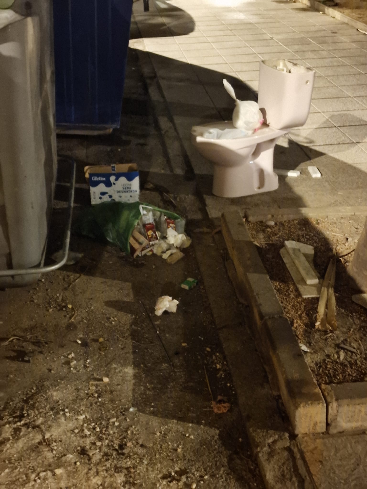 El PSOE denuncia la acumulación de suciedad en el barrio de La Fabriquilla de Motril